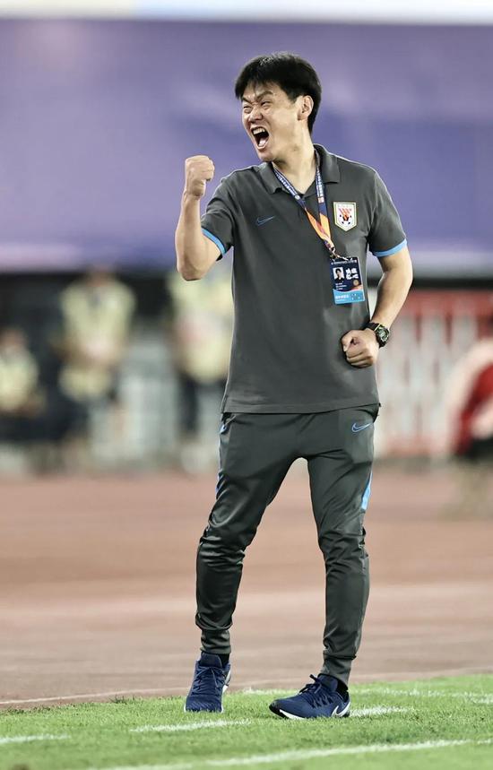 英雄联盟-关于关键时刻体能课后，圣安东尼奥马刺防线松动备战中超，压力陡增，团队化学反应显著的信息